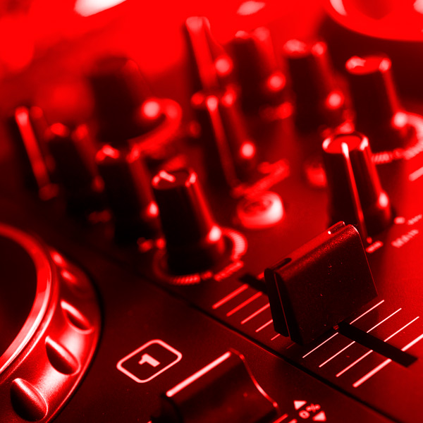 Dansers in een schemerige club, symbool voor onze dj-boekingen